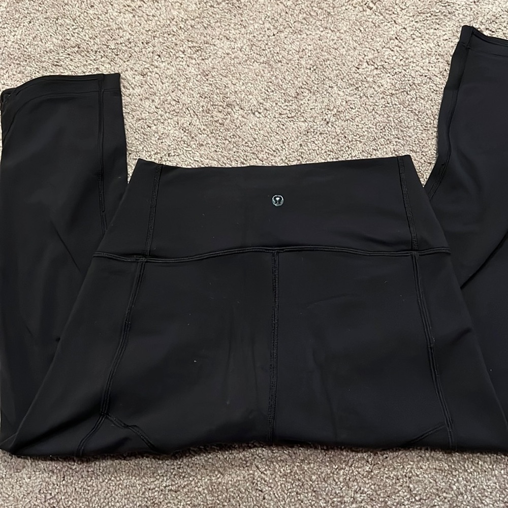 Lululemon wonder under 3/4 crop black with cutout detail, size 6